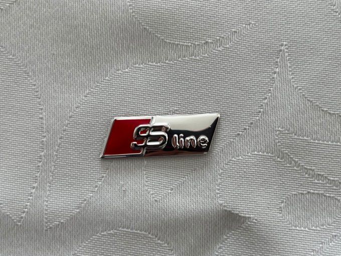 logo Audi s line volant chrome brillant